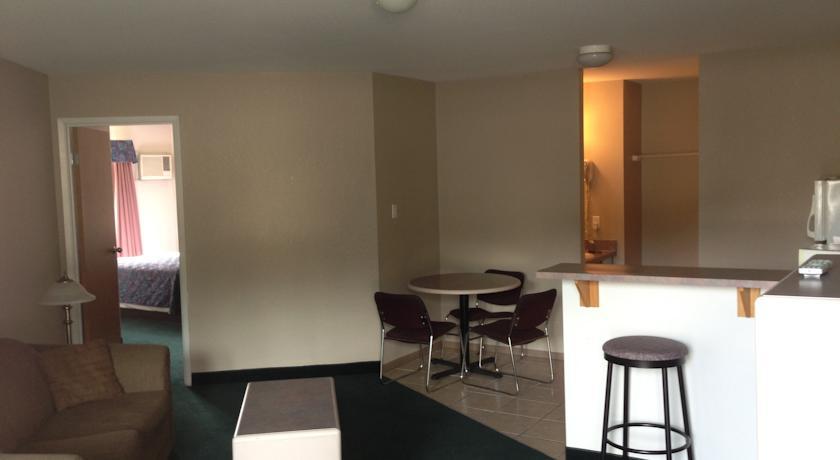 Hotel Super 8 By Wyndham Golden Zimmer foto
