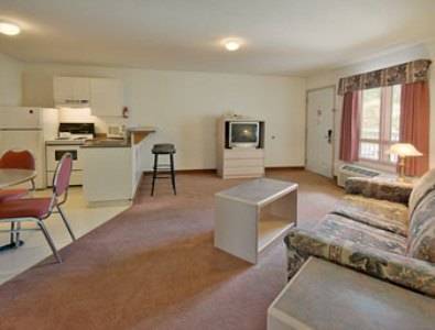 Hotel Super 8 By Wyndham Golden Zimmer foto